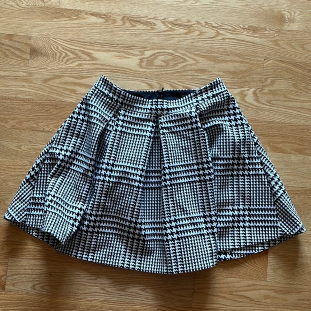 Express pleated black and white houndstooth skirt
